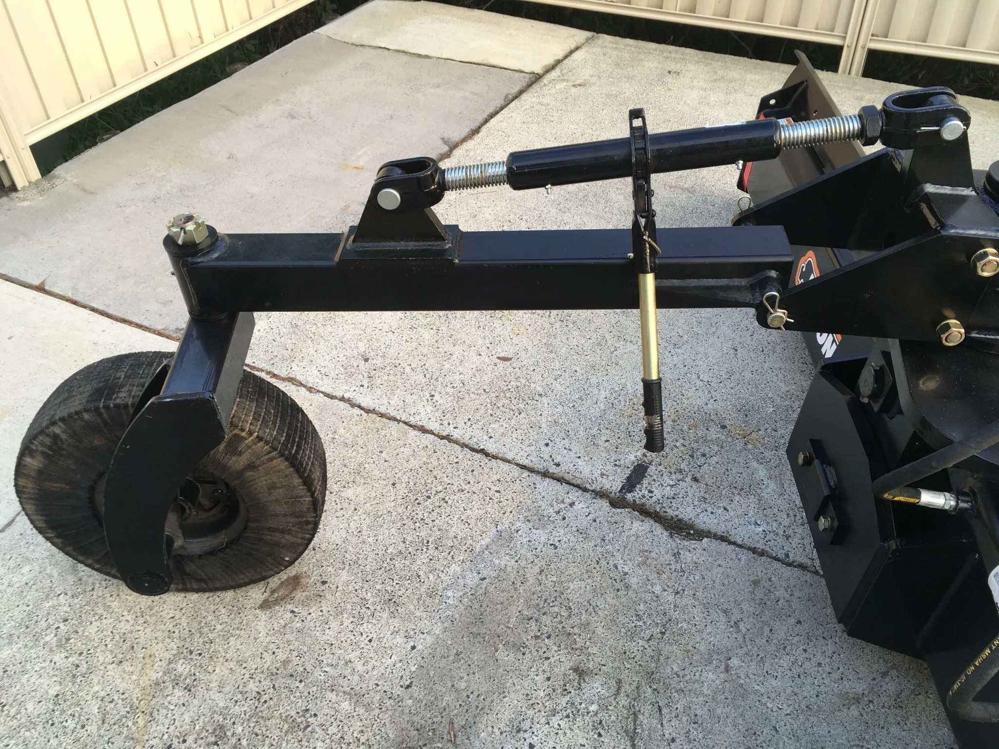 Bison NVHL300 XHD 10ft 160HP Hydraulic Grader Blade with wheel
