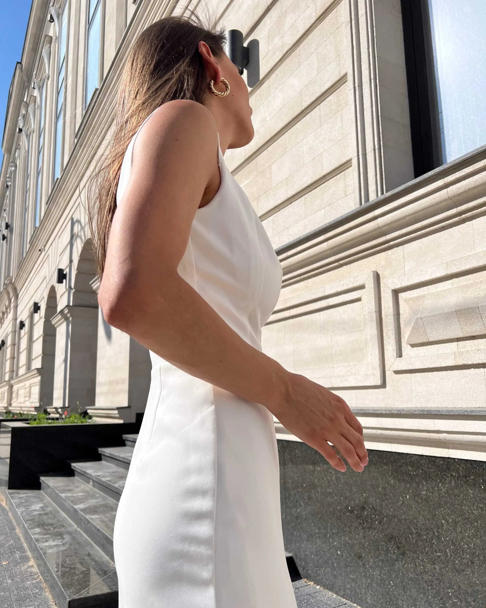 Rochie cocktail alba eleganta fara maneci